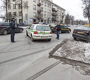 Taksi ir policijos automobilių avarija.