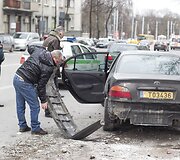 Taksi ir policijos automobilių avarija.