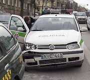 Taksi ir policijos automobilių avarija.