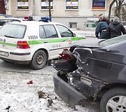 Taksi ir policijos automobilių avarija.