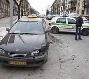 Taksi ir policijos automobilių avarija.