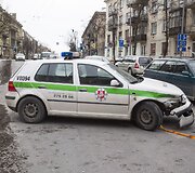 Taksi ir policijos automobilių avarija.