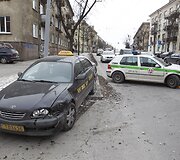 Taksi ir policijos automobilių avarija.