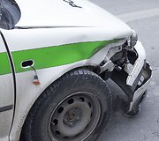 Taksi ir policijos automobilių avarija.