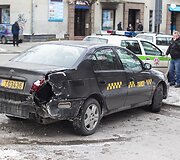 Taksi ir policijos automobilių avarija.