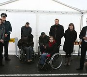 Policijos pareigūnai ir neįgalieji ketvirtadienį ragino visuomenę būti dėmesingesnę ir neužstatyti neįgaliųjų automobiliams skirtų vietų prie prekybos centrų.