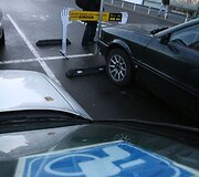 Policijos pareigūnai ir neįgalieji ketvirtadienį ragino visuomenę būti dėmesingesnę ir neužstatyti neįgaliųjų automobiliams skirtų vietų prie prekybos centrų.