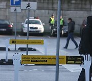 Policijos pareigūnai ir neįgalieji ketvirtadienį ragino visuomenę būti dėmesingesnę ir neužstatyti neįgaliųjų automobiliams skirtų vietų prie prekybos centrų.