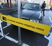 Policijos pareigūnai ir neįgalieji ketvirtadienį ragino visuomenę būti dėmesingesnę ir neužstatyti neįgaliųjų automobiliams skirtų vietų prie prekybos centrų.