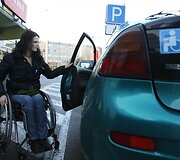 Policijos pareigūnai ir neįgalieji ketvirtadienį ragino visuomenę būti dėmesingesnę ir neužstatyti neįgaliųjų automobiliams skirtų vietų prie prekybos centrų.