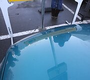 Policijos pareigūnai ir neįgalieji ketvirtadienį ragino visuomenę būti dėmesingesnę ir neužstatyti neįgaliųjų automobiliams skirtų vietų prie prekybos centrų.