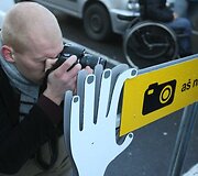 Policijos pareigūnai ir neįgalieji ketvirtadienį ragino visuomenę būti dėmesingesnę ir neužstatyti neįgaliųjų automobiliams skirtų vietų prie prekybos centrų.