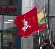  Protestuotojai prie vyriausiosios rinkimų komisijos pastato.