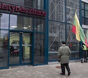  Protestuotojai prie vyriausiosios rinkimų komisijos pastato.