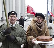  Protestuotojai prie vyriausiosios rinkimų komisijos pastato.