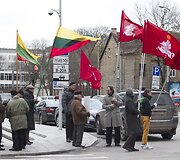  Protestuotojai prie vyriausiosios rinkimų komisijos pastato.