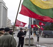  Protestuotojai prie vyriausiosios rinkimų komisijos pastato.