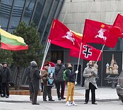  Protestuotojai prie vyriausiosios rinkimų komisijos pastato.