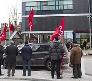  Protestuotojai prie vyriausiosios rinkimų komisijos pastato.