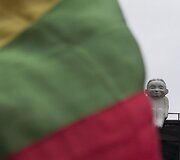  Protestuotojai prie vyriausiosios rinkimų komisijos pastato.