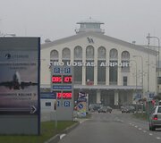Mažiausiai keturi lėktuvai, turėję nusileisti Vilniuje naktį i&scaron; &scaron;e&scaron;tadienio į sekmadienį arba sekmadienio rytą, buvo nukreipti ir leidosi kituose &scaron;alies oro uostuose.