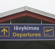 Mažiausiai keturi lėktuvai, turėję nusileisti Vilniuje naktį i&scaron; &scaron;e&scaron;tadienio į sekmadienį arba sekmadienio rytą, buvo nukreipti ir leidosi kituose &scaron;alies oro uostuose.