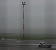 Mažiausiai keturi lėktuvai, turėję nusileisti Vilniuje naktį i&scaron; &scaron;e&scaron;tadienio į sekmadienį arba sekmadienio rytą, buvo nukreipti ir leidosi kituose &scaron;alies oro uostuose.