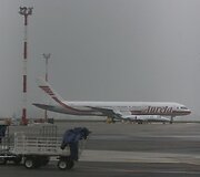 Mažiausiai keturi lėktuvai, turėję nusileisti Vilniuje naktį i&scaron; &scaron;e&scaron;tadienio į sekmadienį arba sekmadienio rytą, buvo nukreipti ir leidosi kituose &scaron;alies oro uostuose.