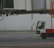 Mažiausiai keturi lėktuvai, turėję nusileisti Vilniuje naktį i&scaron; &scaron;e&scaron;tadienio į sekmadienį arba sekmadienio rytą, buvo nukreipti ir leidosi kituose &scaron;alies oro uostuose.