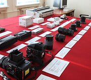 Pirmadienį Prezidentūros kanceliarija surengė aukcioną, kuriame už nebenaudojamus automobilius, baldus, foto bei kompiuterinę įrangą surinko beveik 100 tūkst. Lt.