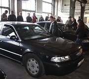 Pirmadienį Prezidentūros kanceliarija surengė aukcioną, kuriame už nebenaudojamus automobilius, baldus, foto bei kompiuterinę įrangą surinko beveik 100 tūkst. Lt.