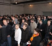 Pirmadienį Prezidentūros kanceliarija surengė aukcioną, kuriame už nebenaudojamus automobilius, baldus, foto bei kompiuterinę įrangą surinko beveik 100 tūkst. Lt.