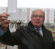 Vilniaus miesto savivaldybė baigia i&scaron;dalinti visus savo turimus socialinius butus: pirmadienio popietę butų raktai įteikti 5 socialiai remtinoms &scaron;eimoms ir vienai tremtinei.
