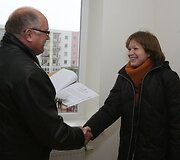 Vilniaus miesto savivaldybė baigia i&scaron;dalinti visus savo turimus socialinius butus: pirmadienio popietę butų raktai įteikti 5 socialiai remtinoms &scaron;eimoms ir vienai tremtinei.