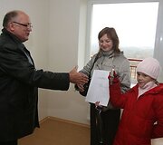 Vilniaus miesto savivaldybė baigia i&scaron;dalinti visus savo turimus socialinius butus: pirmadienio popietę butų raktai įteikti 5 socialiai remtinoms &scaron;eimoms ir vienai tremtinei.
