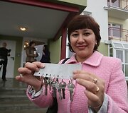 Vilniaus miesto savivaldybė baigia i&scaron;dalinti visus savo turimus socialinius butus: pirmadienio popietę butų raktai įteikti 5 socialiai remtinoms &scaron;eimoms ir vienai tremtinei.