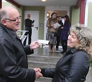 Vilniaus miesto savivaldybė baigia i&scaron;dalinti visus savo turimus socialinius butus: pirmadienio popietę butų raktai įteikti 5 socialiai remtinoms &scaron;eimoms ir vienai tremtinei.