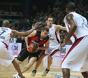 Vilniaus &bdquo;Lietuvos rytas&ldquo; žaidžia pirmąsias naujojo Eurolygos sezono rungtynes namie su Stambulo &bdquo;Efes Pilsen&ldquo; krep&scaron;ininkais. 