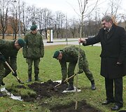 Vilniuje prie Mindaugo paminklo ketvirtadienį Vilniaus grįžimo Lietuvai 70-mečio proga buvo sodinami ąžuoliukai. Po vieną sodinuką pasodino Seimo pirmininkė Irena Degutienė, Vilniaus miesto savivaldybės vicemeras Gintautas Babravičius ir Lietuvos kariuomenės vadas generolas majoras Arvydas Pocius.