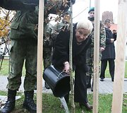 Vilniuje prie Mindaugo paminklo ketvirtadienį Vilniaus grįžimo Lietuvai 70-mečio proga buvo sodinami ąžuoliukai. Po vieną sodinuką pasodino Seimo pirmininkė Irena Degutienė, Vilniaus miesto savivaldybės vicemeras Gintautas Babravičius ir Lietuvos kariuomenės vadas generolas majoras Arvydas Pocius.