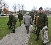 Vilniuje prie Mindaugo paminklo ketvirtadienį Vilniaus grįžimo Lietuvai 70-mečio proga buvo sodinami ąžuoliukai. Po vieną sodinuką pasodino Seimo pirmininkė Irena Degutienė, Vilniaus miesto savivaldybės vicemeras Gintautas Babravičius ir Lietuvos kariuomenės vadas generolas majoras Arvydas Pocius.