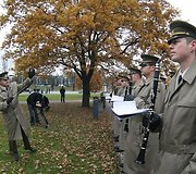 Vilniuje prie Mindaugo paminklo ketvirtadienį Vilniaus grįžimo Lietuvai 70-mečio proga buvo sodinami ąžuoliukai. Po vieną sodinuką pasodino Seimo pirmininkė Irena Degutienė, Vilniaus miesto savivaldybės vicemeras Gintautas Babravičius ir Lietuvos kariuomenės vadas generolas majoras Arvydas Pocius.