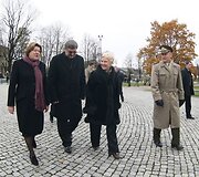 Vilniuje prie Mindaugo paminklo ketvirtadienį Vilniaus grįžimo Lietuvai 70-mečio proga buvo sodinami ąžuoliukai. Po vieną sodinuką pasodino Seimo pirmininkė Irena Degutienė, Vilniaus miesto savivaldybės vicemeras Gintautas Babravičius ir Lietuvos kariuomenės vadas generolas majoras Arvydas Pocius.