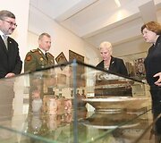 Vilniuje prie Mindaugo paminklo ketvirtadienį Vilniaus grįžimo Lietuvai 70-mečio proga buvo sodinami ąžuoliukai. Po vieną sodinuką pasodino Seimo pirmininkė Irena Degutienė, Vilniaus miesto savivaldybės vicemeras Gintautas Babravičius ir Lietuvos kariuomenės vadas generolas majoras Arvydas Pocius.