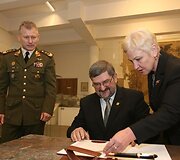 Vilniuje prie Mindaugo paminklo ketvirtadienį Vilniaus grįžimo Lietuvai 70-mečio proga buvo sodinami ąžuoliukai. Po vieną sodinuką pasodino Seimo pirmininkė Irena Degutienė, Vilniaus miesto savivaldybės vicemeras Gintautas Babravičius ir Lietuvos kariuomenės vadas generolas majoras Arvydas Pocius.