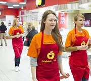 Nomeda Marčėnaitė su draugu sudalyvavo &bdquo;Maisto banko&ldquo; akcijoje.