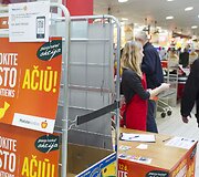 Nomeda Marčėnaitė su draugu sudalyvavo &bdquo;Maisto banko&ldquo; akcijoje.