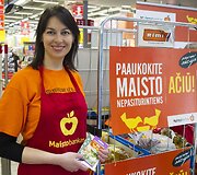 Nomeda Marčėnaitė su draugu sudalyvavo &bdquo;Maisto banko&ldquo; akcijoje.