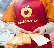 Nomeda Marčėnaitė su draugu sudalyvavo &bdquo;Maisto banko&ldquo; akcijoje.