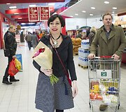 Nomeda Marčėnaitė su draugu sudalyvavo &bdquo;Maisto banko&ldquo; akcijoje.